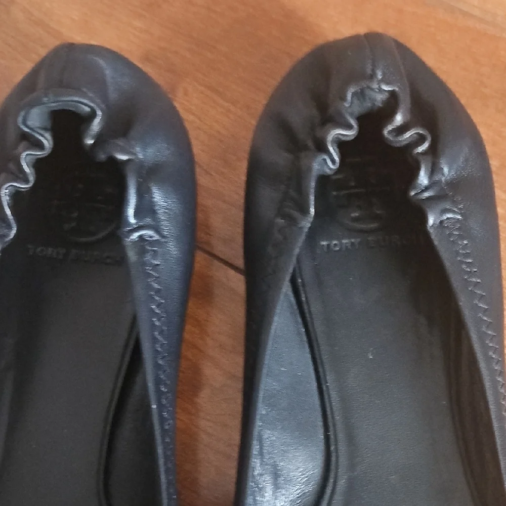 Tory Burch Black Flats with Gold Emblem Sz 10M
